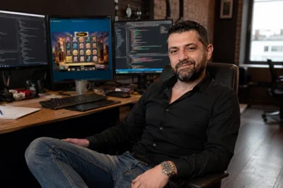 Tasho Tashev: Analista de Tragamonedas y Casinos Online